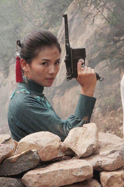 1937年，美女土匪黄八妹孤身求见杜月笙，请求他援助一批枪支弹药，她要打鬼子，杜