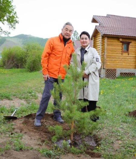 王毅外长访问蒙古国，与蒙古外长巴特蒙赫·巴特策策格的几张合影，引发蒙古民众感叹：