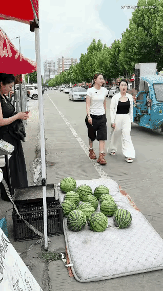 哎呦，这美女一不小心怀了个“大西瓜”[捂脸哭][呲牙笑]大肚子藏不住了偷偷生了个宝