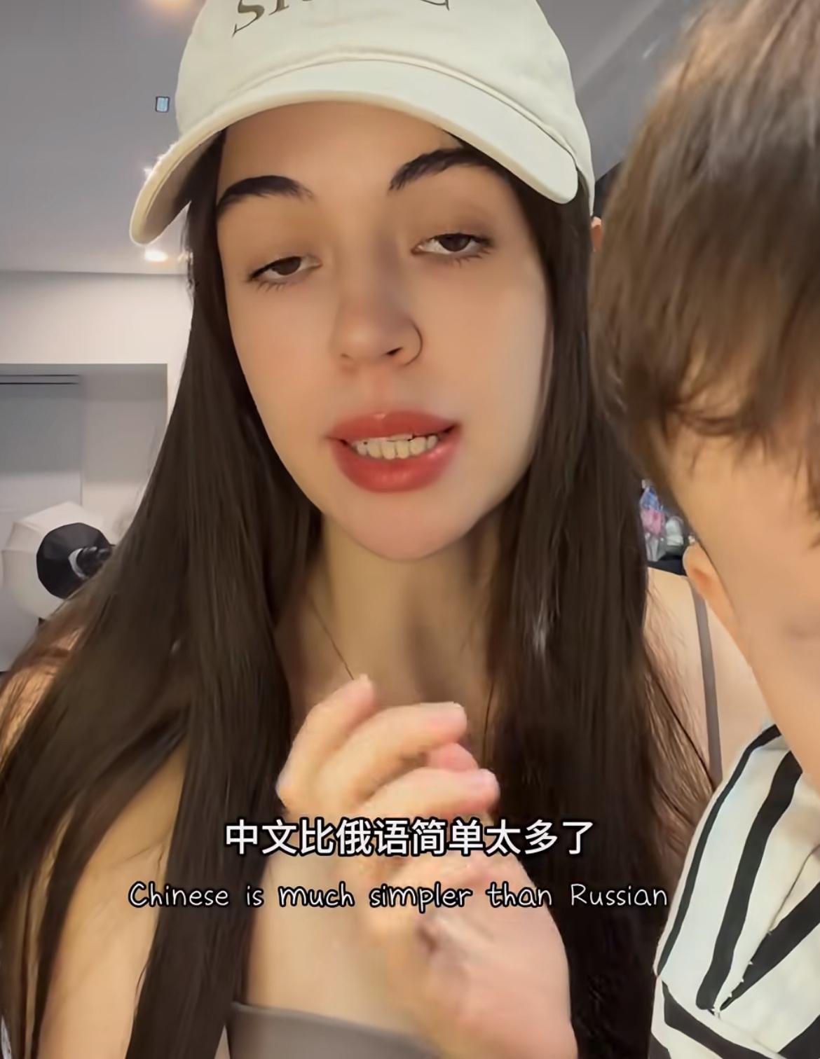 俄罗斯妈妈表示不会教她的混血儿儿子说中文，因为中文比俄语简单，俄语非常难，如果让