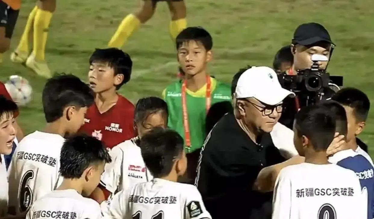 我十分认可董路身上诸多优于国内多数教练的长处，可我认为他不宜直接出任成年国足主教