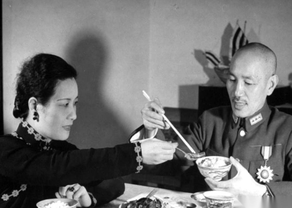 她拿到那几张照片时，没哭也没闹。照片上，是她丈夫，和他的英文秘书。俩人挨得很近