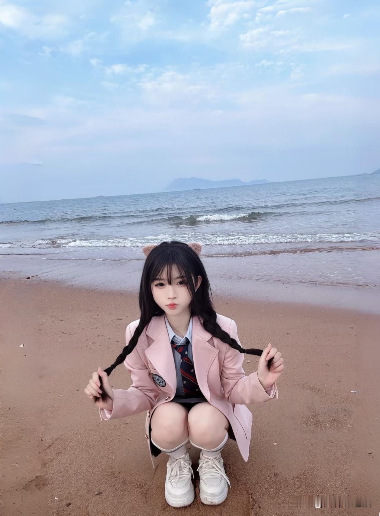 元气少女沙滩照，粉嫩外套配海浪背景，可爱到爆！🌊💖