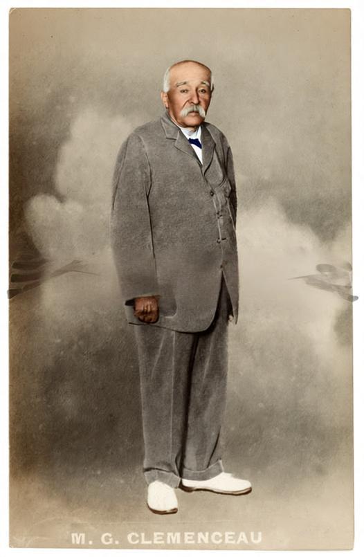这张百年明信片定格了法国政治家乔治·克里蒙梭，照片中他着西装与中式盘扣外套，神态