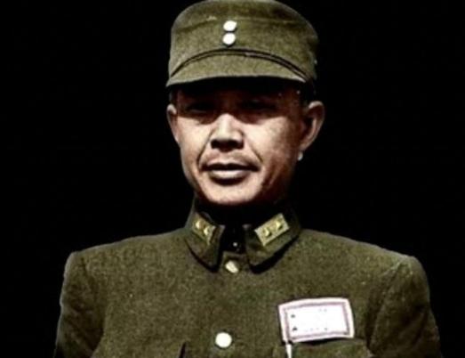 1941年昆明西山一幕：蒋介石见修工事士兵棉衣飞花痛骂叫花子兵，陈明仁当众硬刚