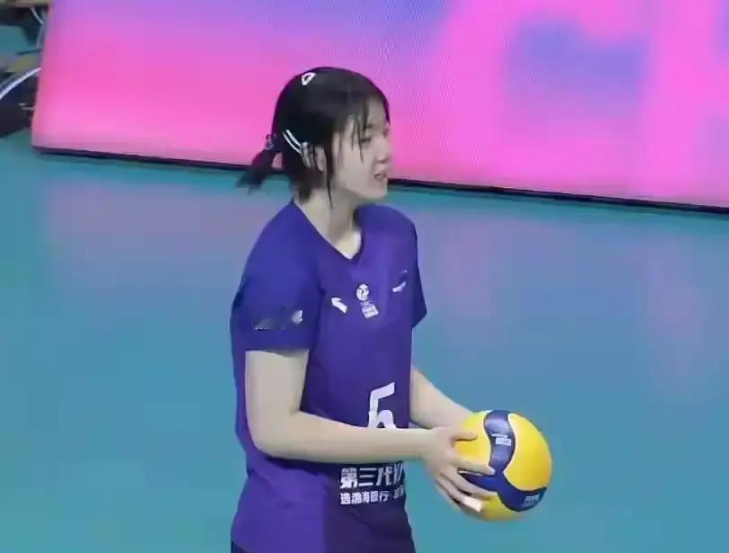 女排训练还在喊口号？天津队早用意大利机器盯人拦网了。16岁的刘敏乔，联赛拦