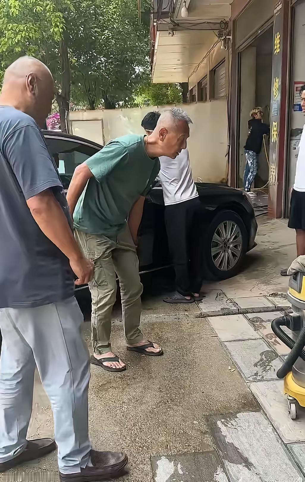 刘德凯琼瑶剧里的英俊小生，翩翩美男子，现在也成了普通的老头子了。岁月真是一把杀猪