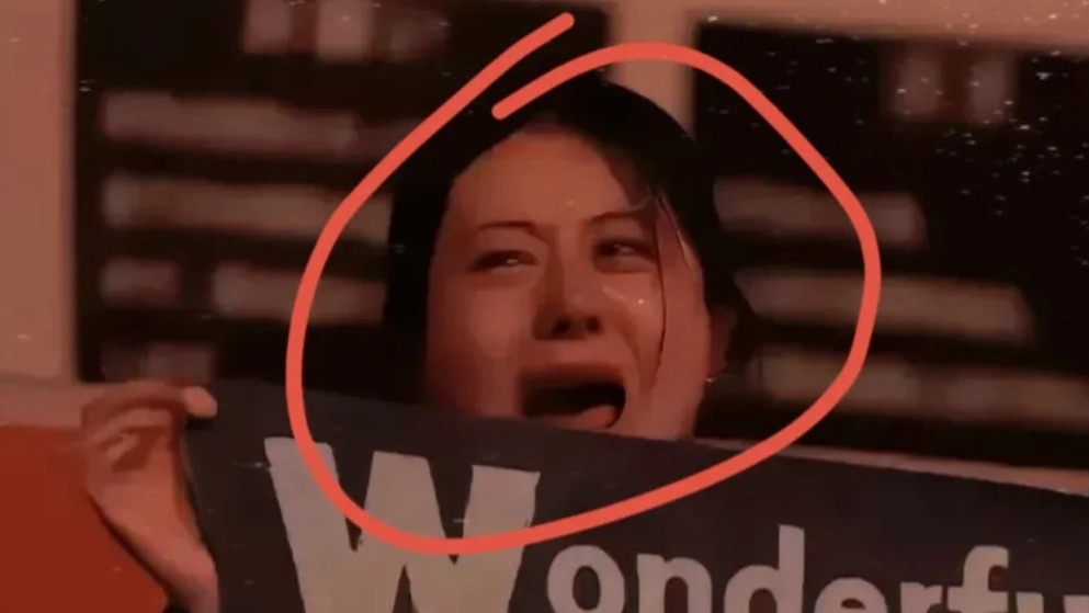 在多哈比赛时有这一幕一名女子疯狂拉扯孙颖莎手套，干扰其发球……孙颖莎愤怒