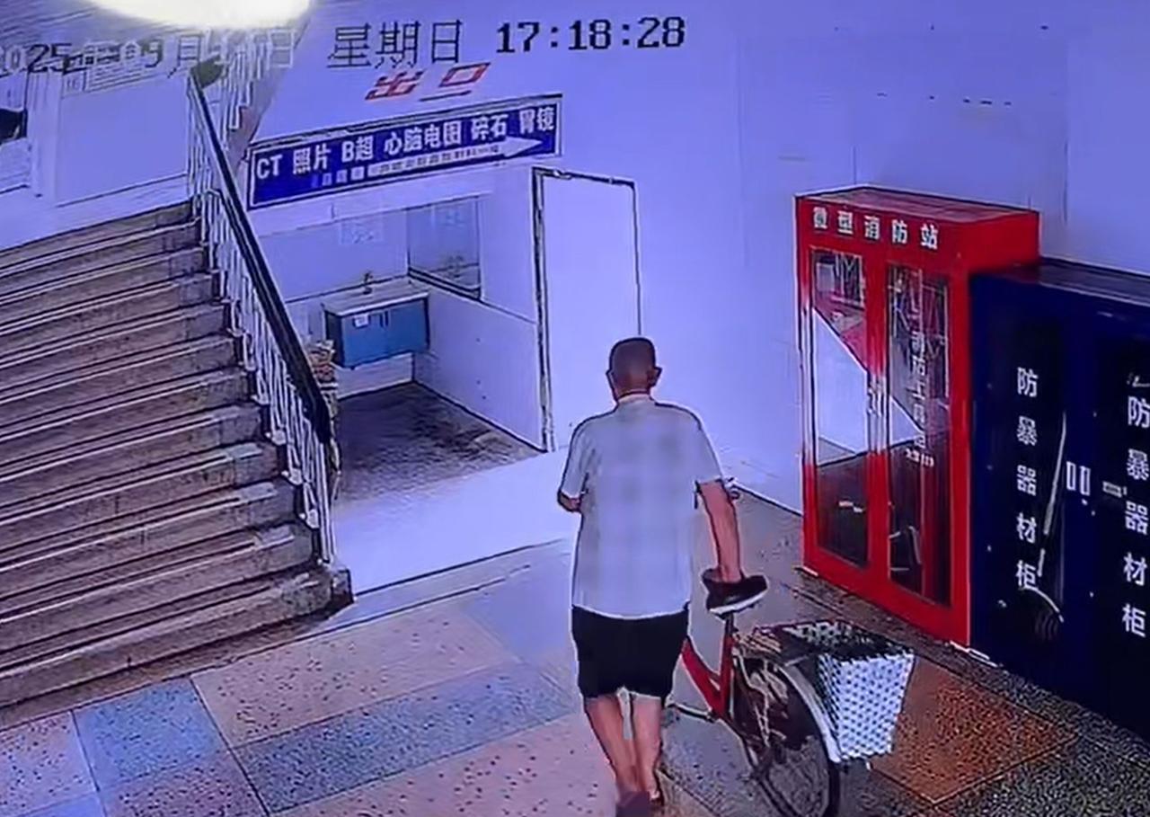 9月14日，湖南常德的尹先生带儿子去医院看病，从后门进入时，恰逢刘大爷推着自行车