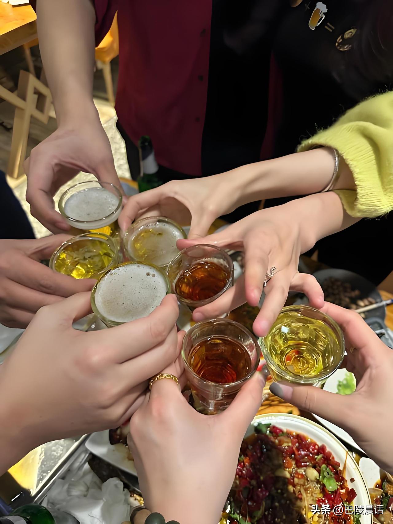 刚才接到同学会会长的通知，说是退休前曾官至副厅长的某同学回来了，要我一起接待一下