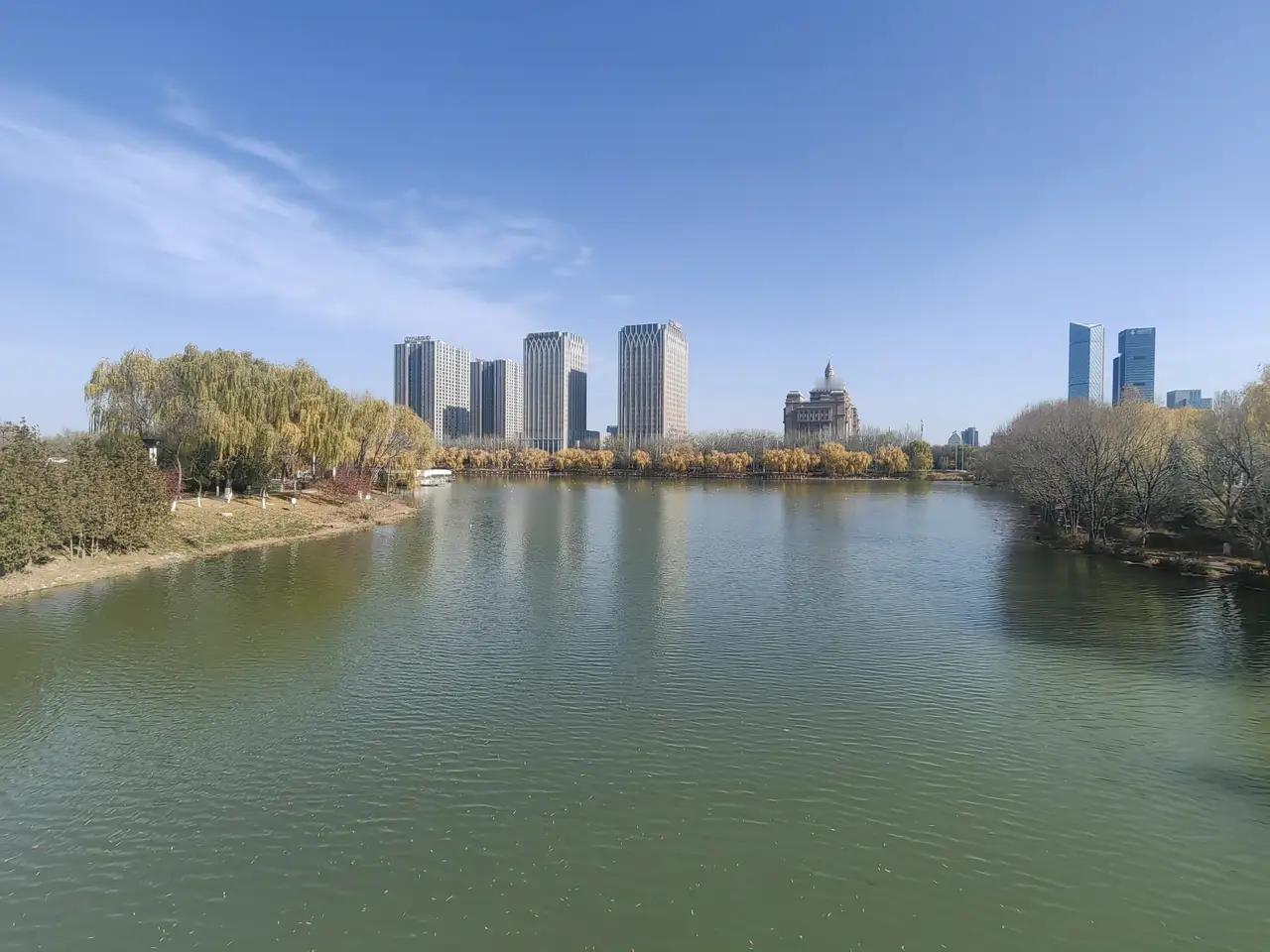 尿酸高的人可得在饮食上多留意。高嘌呤食物得少吃，像浓肉汤、火锅汤底、烧烤，还有贝