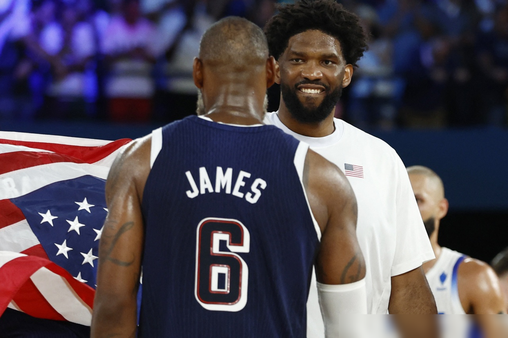 NBA出了名的玻璃软蛋，突然暴瘦50磅！今年休赛期76人凑出恩比德+詹姆斯+布朗+马克西的四巨头，纸