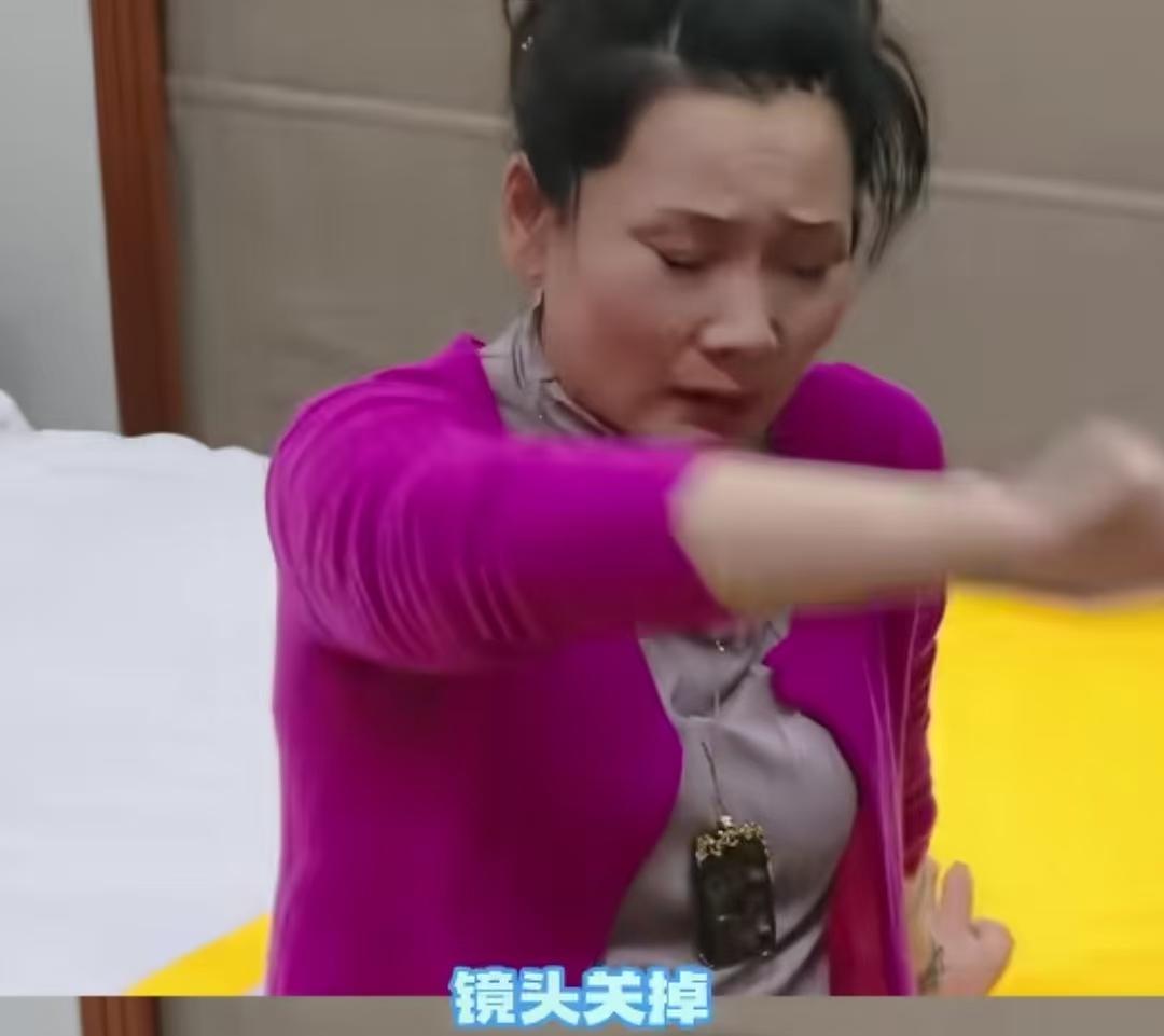 何赛飞用了很多年的行李箱打不开了，柯淳和邵子恒把箱子给踹开了！邵子恒：“我说咱