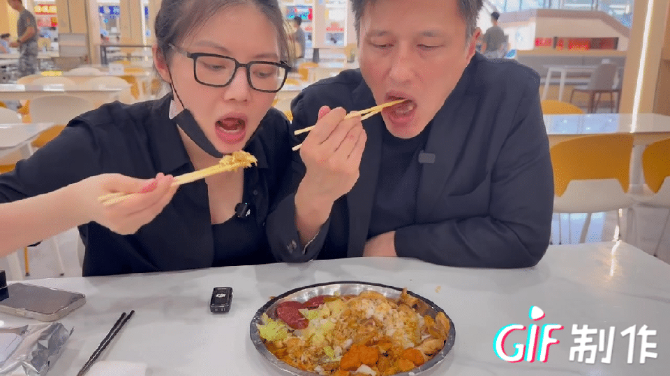 徐冬冬首场千人场总导演撕掉固有标签，不止荧幕大嫂，新身份总导演上线，千人舞台从容