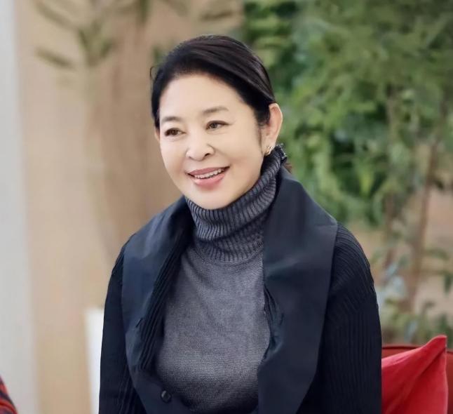 倪萍当年把姥姥接到北京一起生活，家里雇了保姆帮忙打理家务，算上保姆，全家一共5个