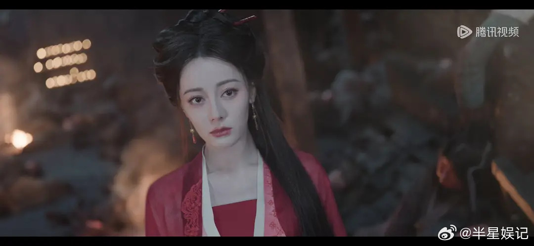 迪老师热巴眼睛看起来无神，可能是眼睛近视吧