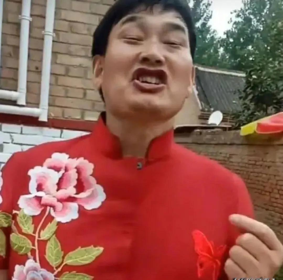 大衣哥拍了个模仿残疾人走路的视频,全网炸了。不是没人说过他,是这次,残联和抖音
