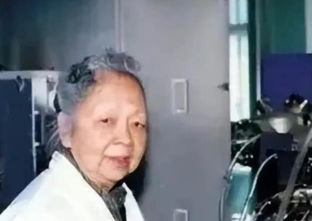 1957年，美国海关私吞了中国女人行李箱里面的6800美元现金，他们开心地笑了起