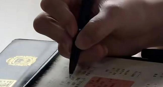 7月7日报道，上海，一位19岁的大学生父母离异了，又分别再婚，和他的感情也淡了。