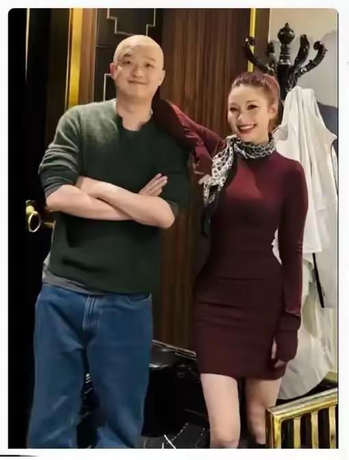 终于被网友翻出来了！包贝尔的红衣女确实容貌不俗！不过她个头好像不是很高！包贝尔才