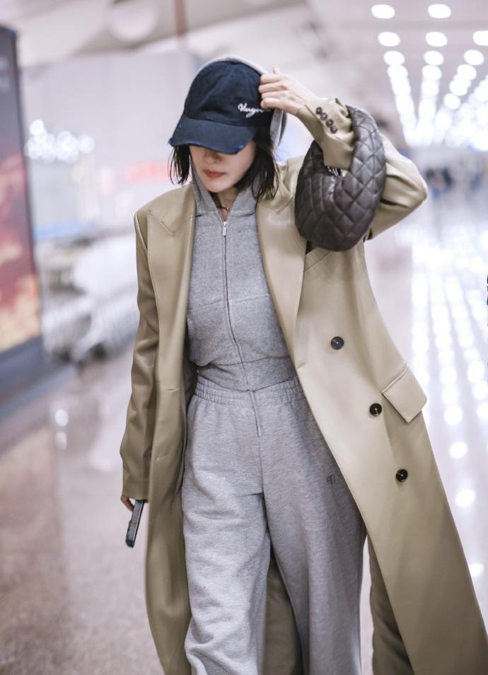 最近秦岚亮相机场，她这回搭配的很有运动时尚范儿，整个人显得非常年轻。她里面穿