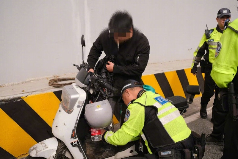 50元罚单也挡不住！广州珠江隧道一小时查处多辆“电鸡”闯禁