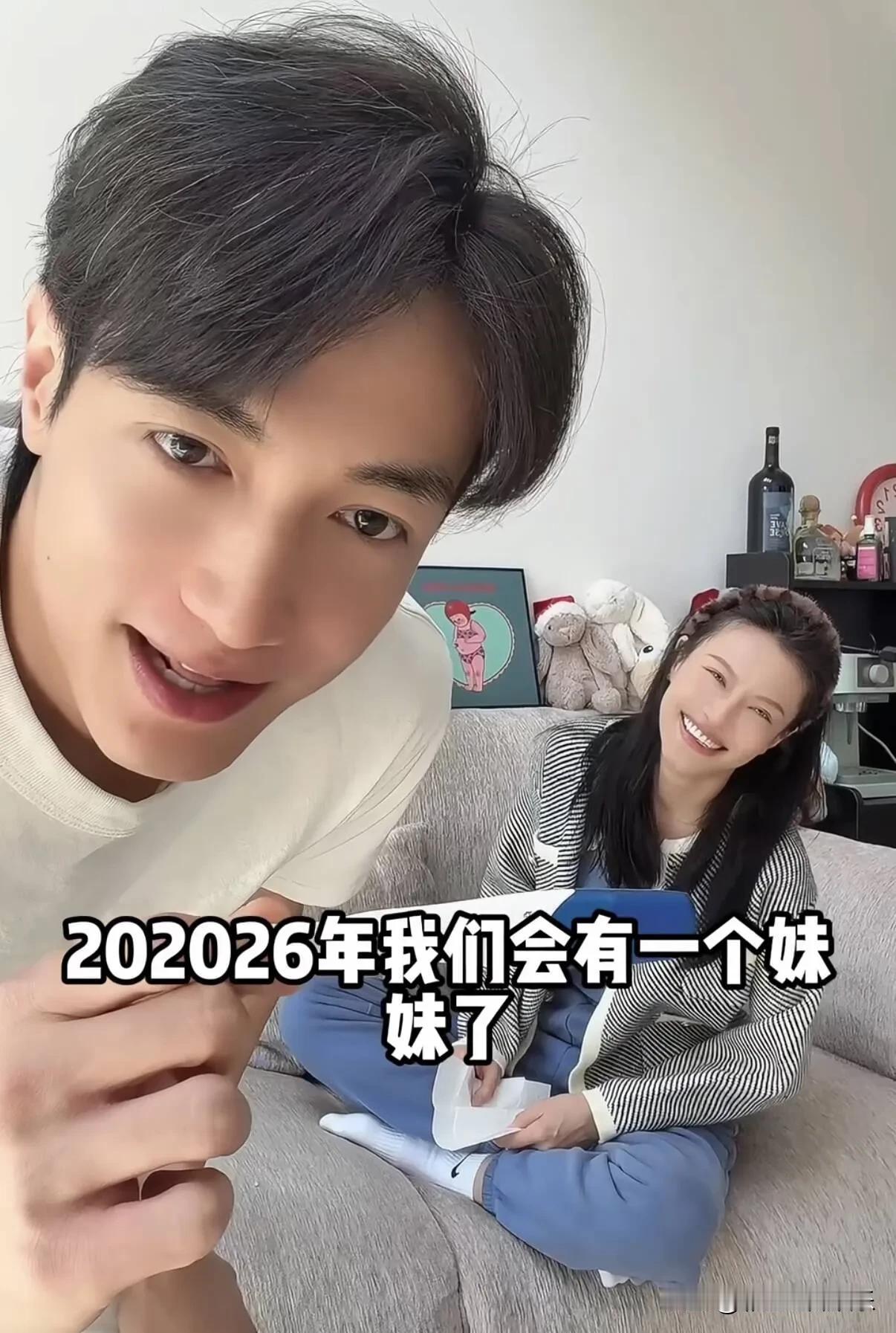 萧亚轩前男友分手后毁容了，脸上还有被狗咬伤的印记，而且不到三十岁已经白了头发，由