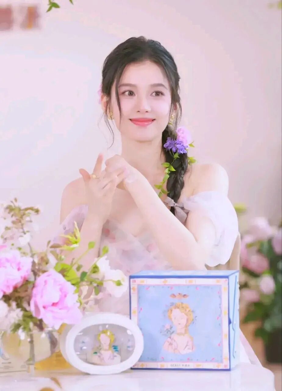 张婧仪粉嫩造型出圈，甜度拉满