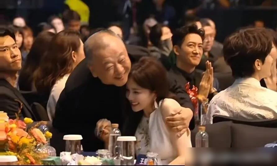 王阳王骁同框！但全场焦点，竟被一“光头男”对女星的举动抢了风头！那光头男简