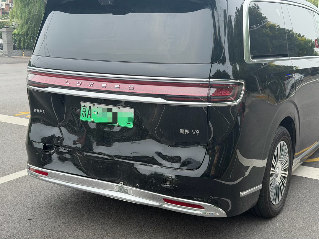 去鸿蒙4s店看了一下昨天被暴力追尾的车，后防撞梁立了大功，车的纵梁和整体结构都没