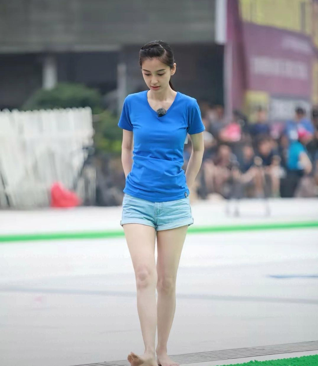杨颖第一次参加跑男的时候，看着还有点青涩。