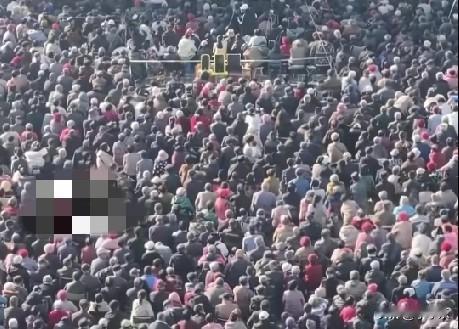 近日，河南安阳市马投涧镇元二庄村，一孝子为祭奠母亲去世20周年，请全村父老乡亲连