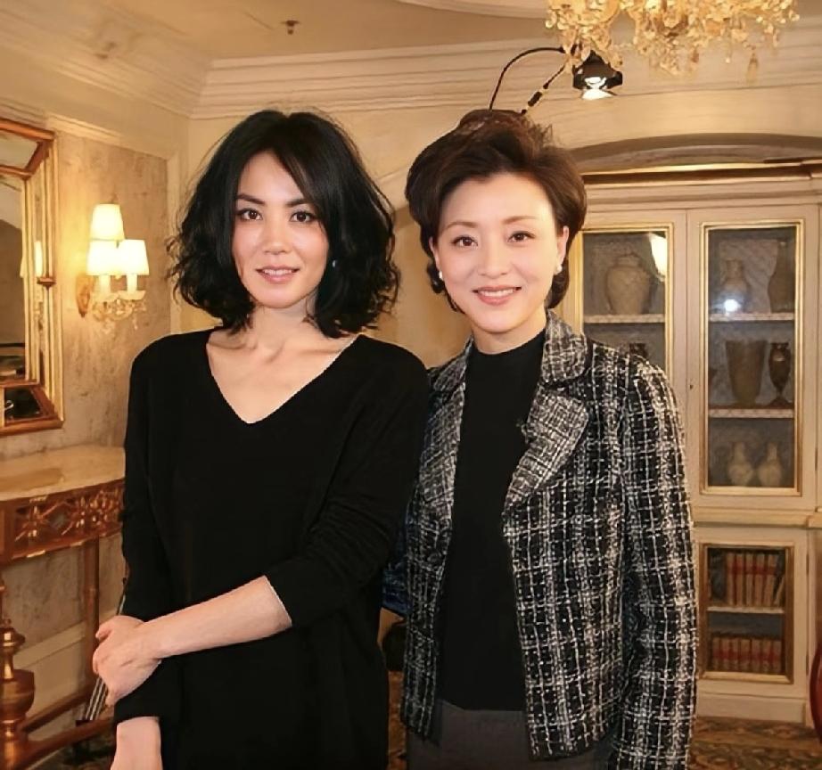 杨澜和王菲。年龄差不多，个头不相上下，杨澜知性，王菲随性；杨澜看起来挺热情，