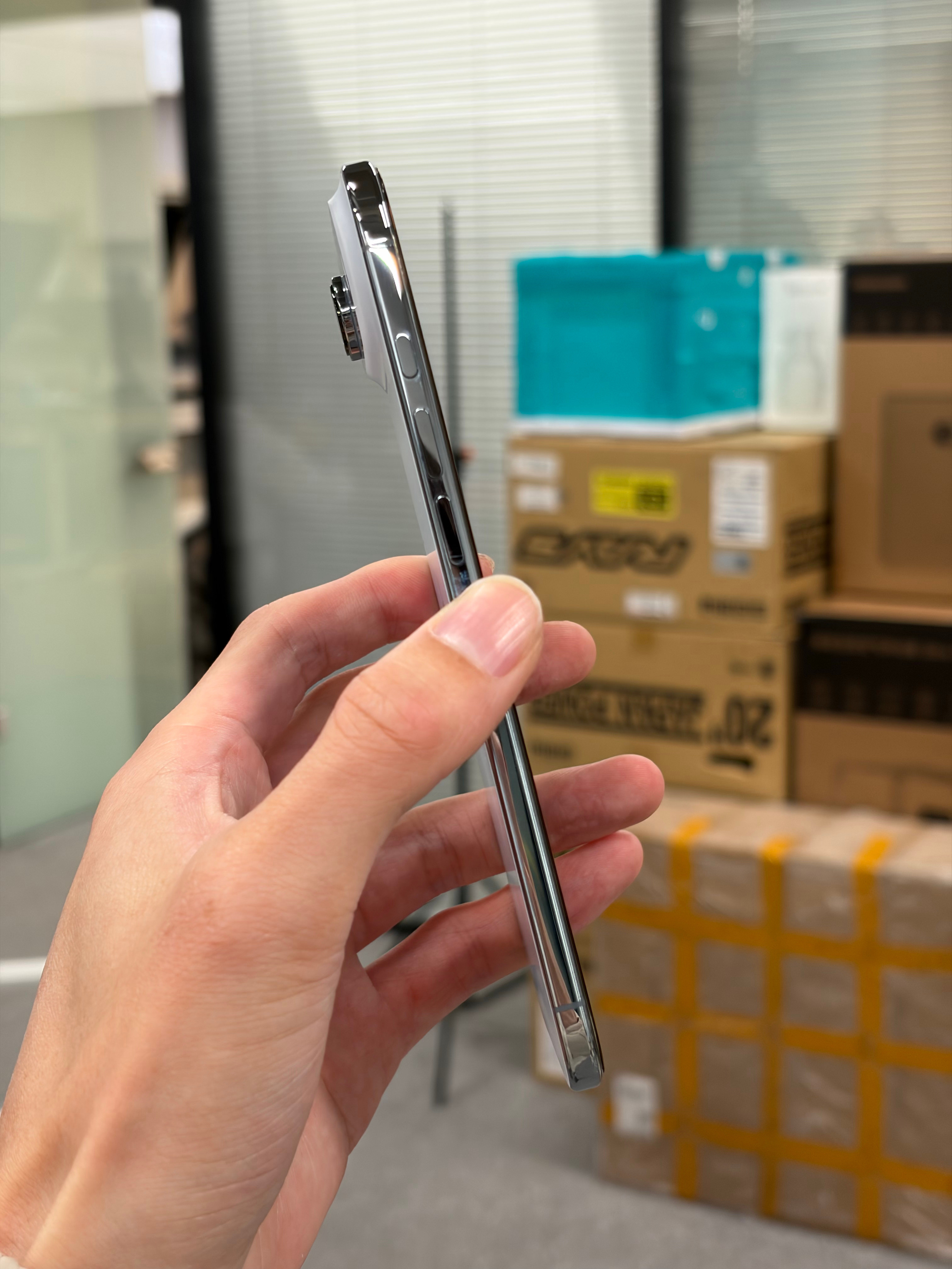 同事5499买的iPhoneAir到了，看你们占便宜比我被刀2000还难受，你