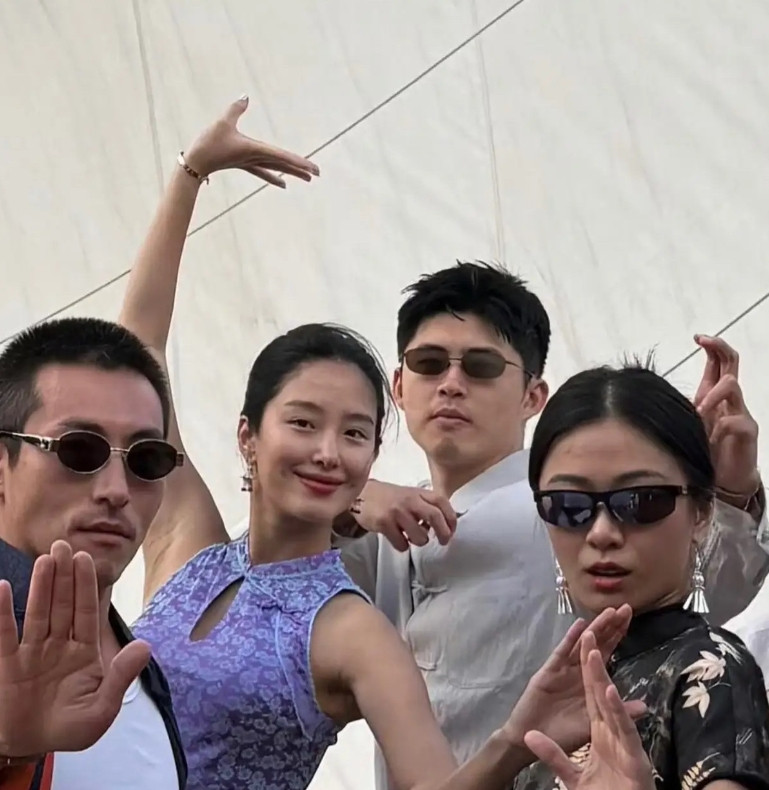 杨采钰这是在向男方家族施压吧！高调晒合影，主动宣传自己和张向荣怎么认识的，并且
