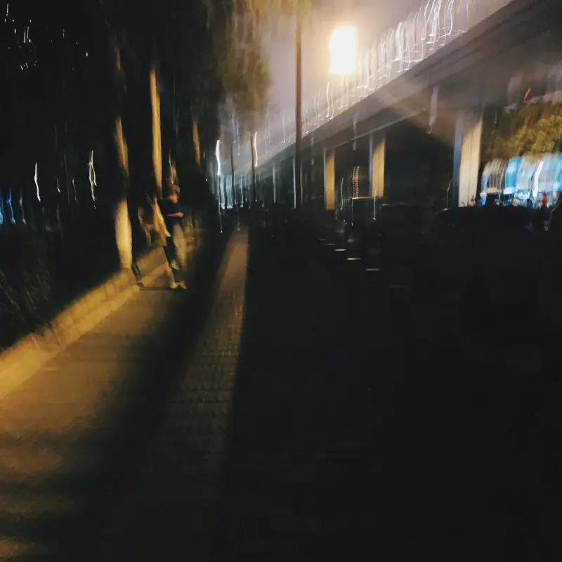 人到中年，想活得通透，不妨关注这几点。首先是圈子的选择。别再沉迷于无效社交，像