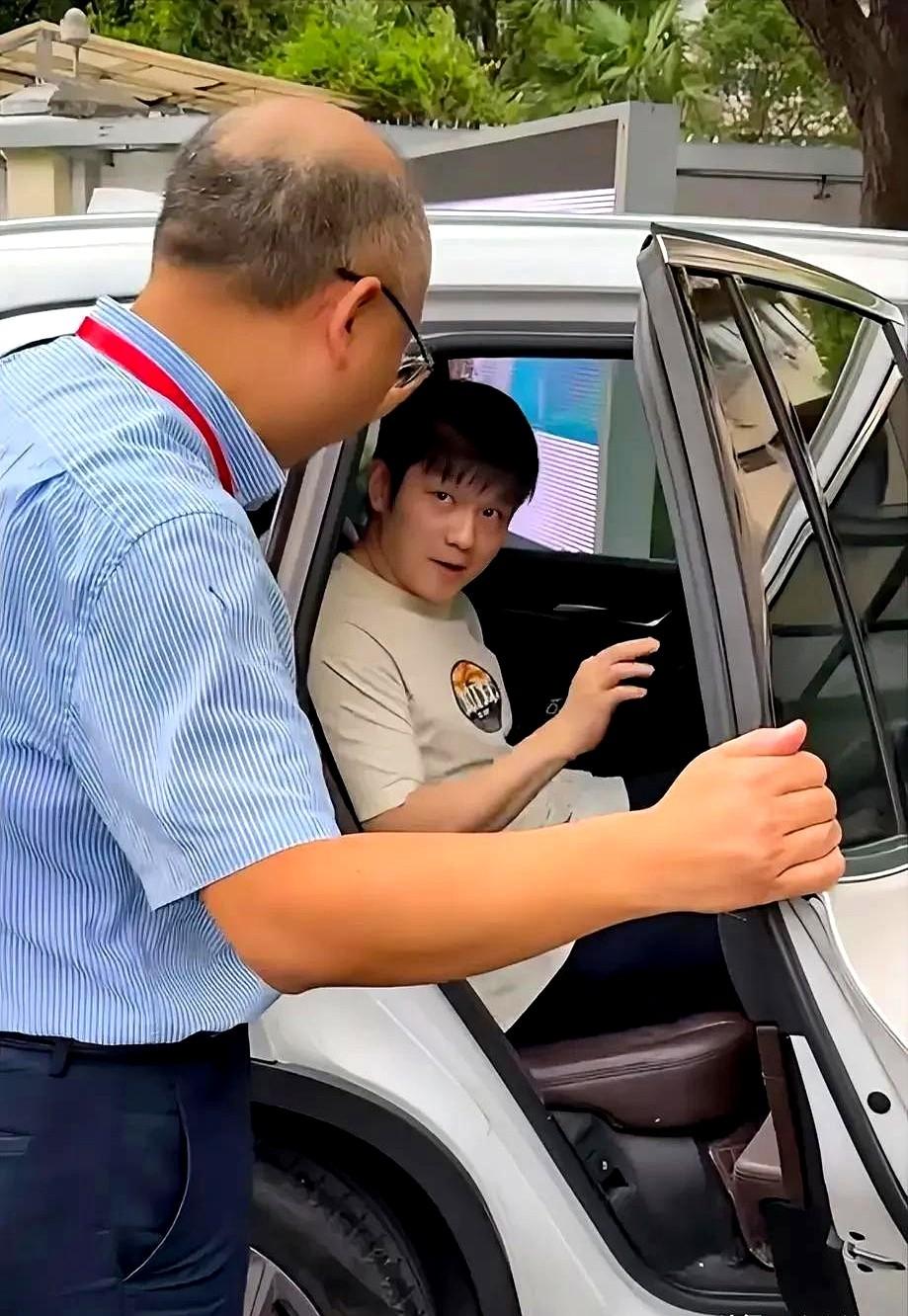 樊振东去德国训练了不到10天就回来了，这其中的原因有很多，但最重要的一点是他使用