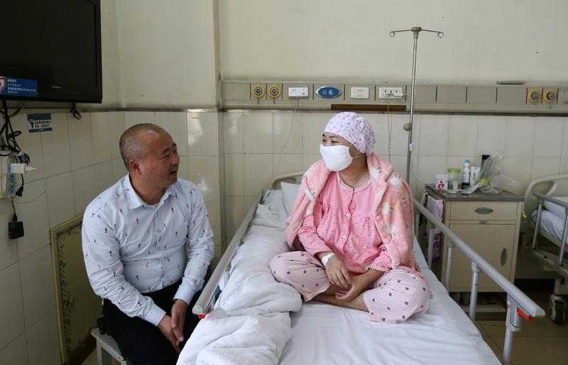 我同学的母亲只要一不高兴，就会选择绝食。家里有人时，她不吃不喝；等大家都去上班了