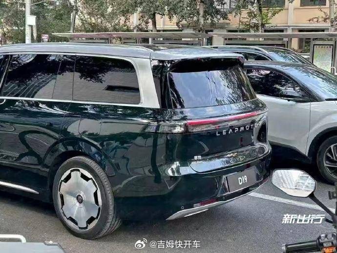 零跑的D系列的SUV实车图来了前脸很理想，屁股很问界，侧面挺豪的后面几个进场的大