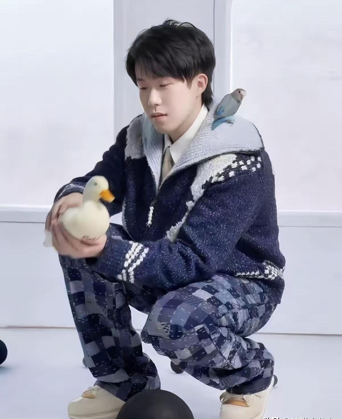 当运动员和明星穿上同一件衣服，才知道什么是真正的碾压。王楚钦直接把这件衣服穿出