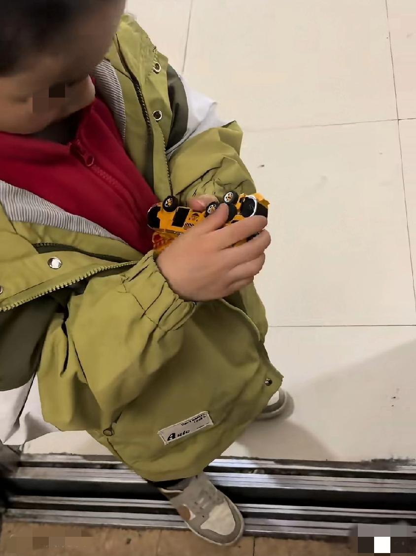 合肥一小区，上班高峰期电梯被熊孩子卡住不让走，说要等他妈妈……几天过后又碰到这