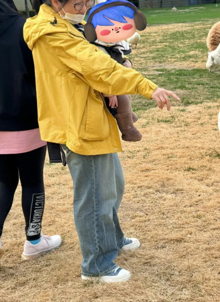 何穗带宝宝逛公园网友偶遇何穗带宝宝逛公园，小脸胖嘟嘟好可爱~