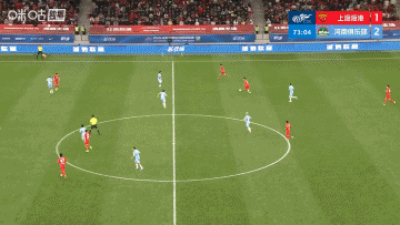 穆斯卡特暴跳如雷！刘祝润接队友左侧长传小门前精彩干脆的头球攻门被秒吹！主裁判唐