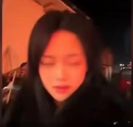 倒霉，燃放的烟花飞进女子口中，想想都后怕，别乱玩了，还好眼睛用手挡住了！所以说