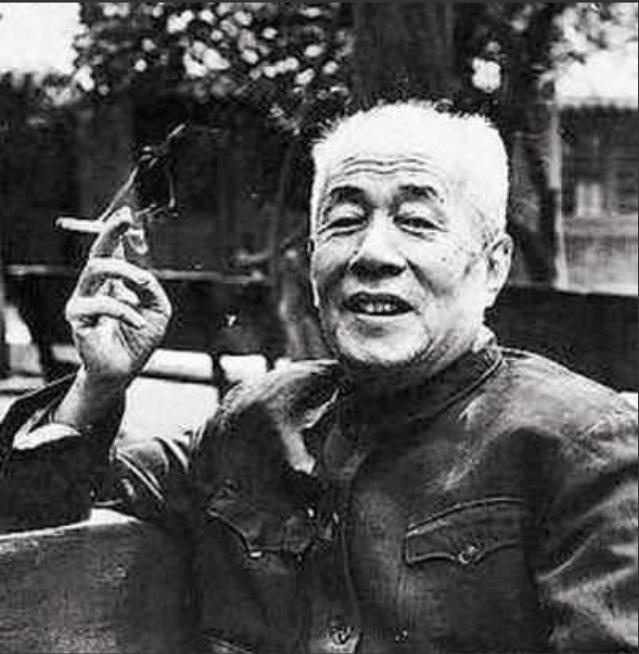 1947年，地下党员王冶秋走进院子，看到满院子的军统特务，他知道自己身份暴露了，