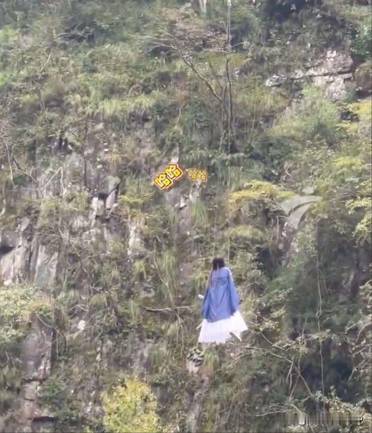 女子体验仙侠威亚项目，结果把自己搞成了楚人美再现。最近，在浙江温州百丈漈瀑布景区