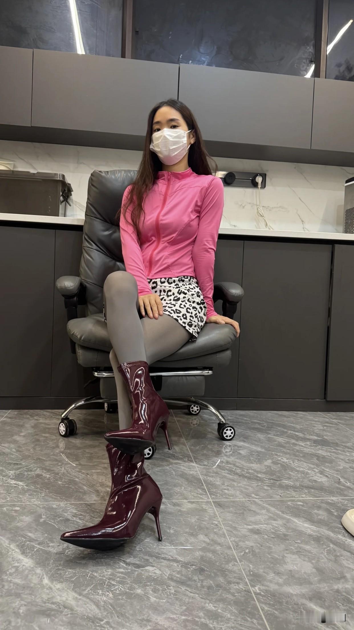 女人怎样穿搭，更显气质粉色上衣搭酒红色高跟鞋！粉色上衣轻轻飘动，露出白皙的脖颈，