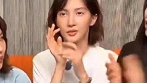 金晨直播现“变脸”现场?嘴歪鼻斜,这是咋回事儿?