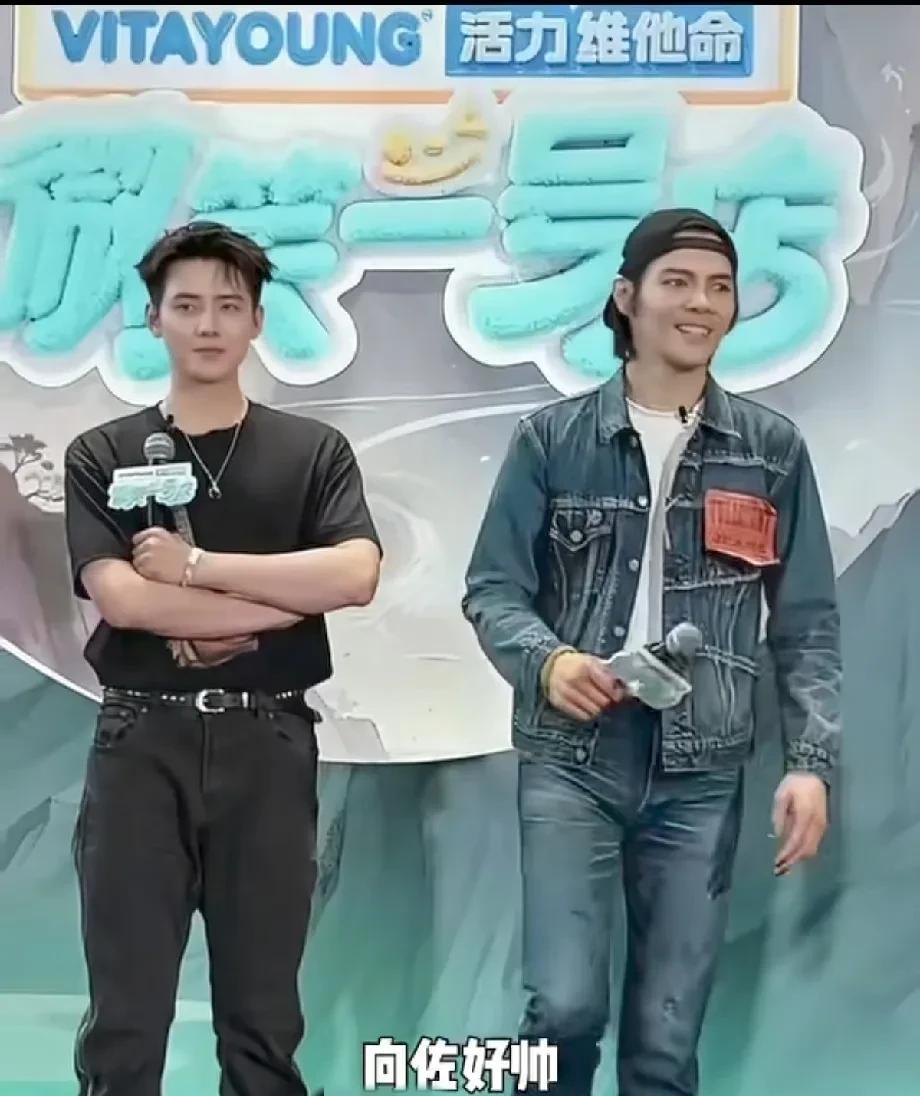 向佐被粉丝夸好帅，立马迷失了自己还翻跟斗。终于明白为什么向华强夫妇看不起周星驰
