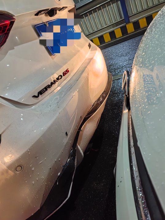 别克现在真是偷工减料，小小追尾就被搞得这样！